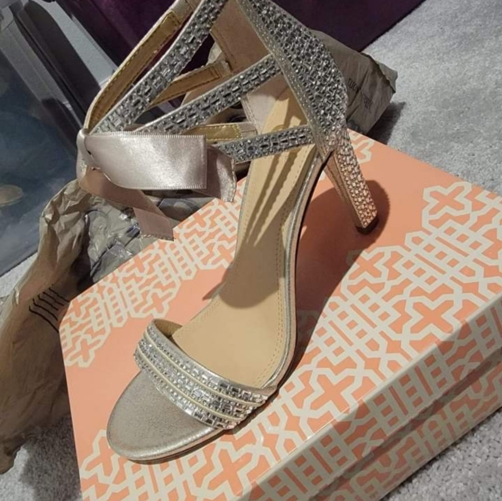 Size 9.5 Gianni Bini Heels